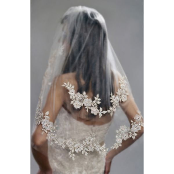 Elegant Customized Wholesale Two Layers Tulle Appliqued Lace Short Bridal Wedding Veil With Hair Comb