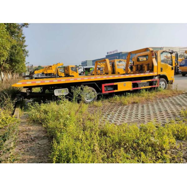 Factory Hot Selling Good Quality Customized Small Mini ISUZU Flatbed Platform Towing Wrecker Truck Light Duty Tow Wrecker Truck