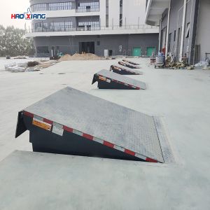 Steel Adjustable Dock Plate 8000kg-15000kg Hydraulic Loading Dock