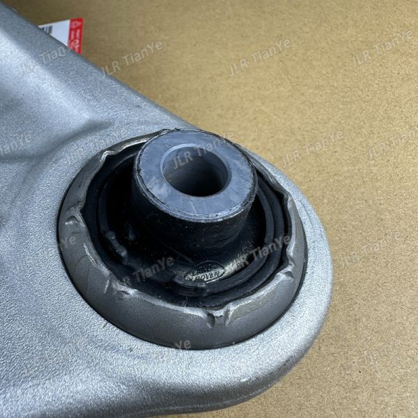 Land Rover Spares LR078656 LR078657 Pair Of Front Suspension Control Arm