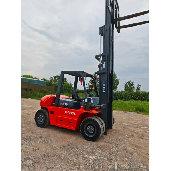 Used TCM 10-ton diesel forklift side view