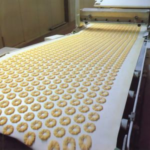Biscuit Production Line Flat Belt Conveyor 0.4kW - 22kW Power High Efficiency