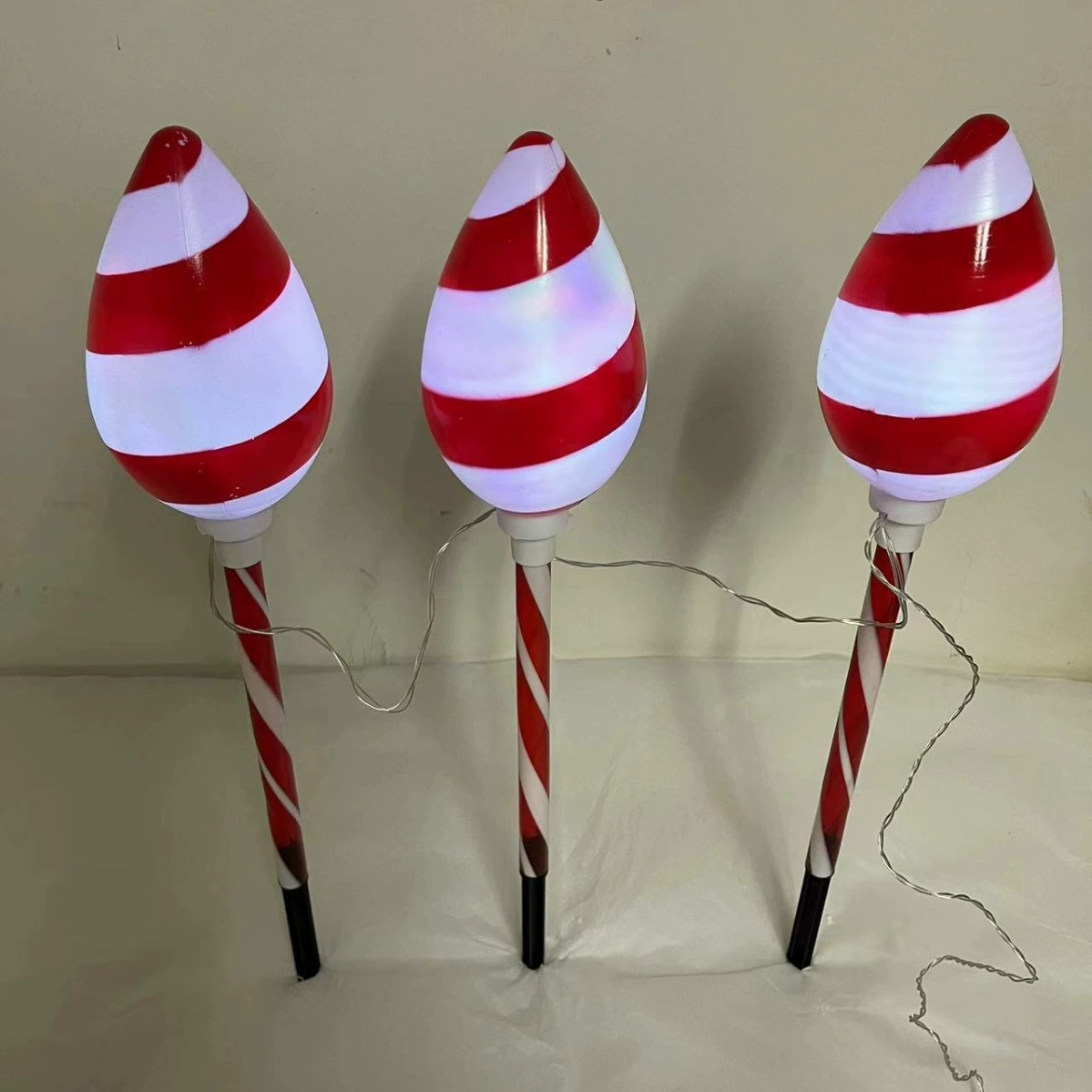 3 lighting modes - suitable for patios, gardens, etc. - can be used to plug in