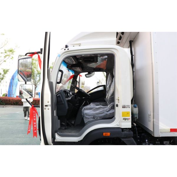 SINOTRUK HOWO 170 Horsepower 4X2 Cargo Box 4*2.3*2.3m Refrigerated Truck (EU1-5)for Cooling Pork Chicken Beef Water