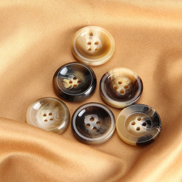 wholesale 16L 18L 20L 24L 28L dyeable 2holes/4holes polyester resin shirt button garment button