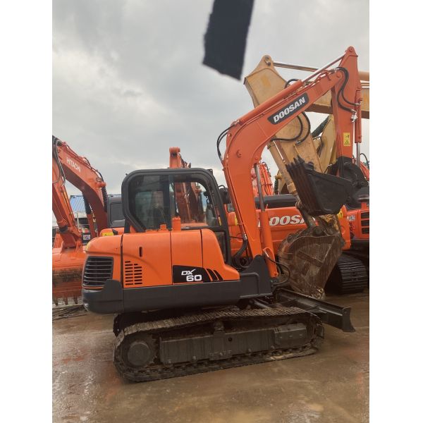6 Ton Original Used Doosan DX60 Crawler Excavator With 39.7KW Engine Power And 0.21m3 Bucket Capacity