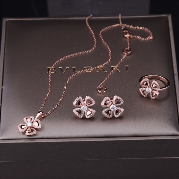 Italy Fiorever Necklace 18K Rose Gold Pendant set with a central diamond and pavé diamonds REF 356223