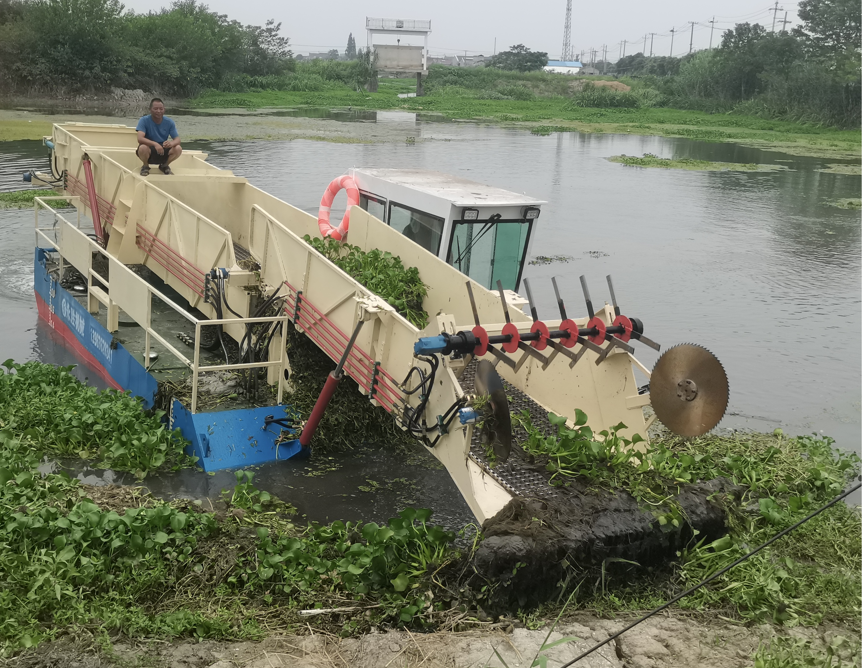 Diesel Water Hyacinth Harvester Machine Vessel With 24 Cubic Meters Diesel Drive Gearbox Custom Building