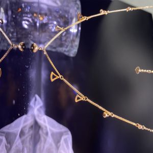 Feminine 18kt Yellow Gold Pendant Necklace