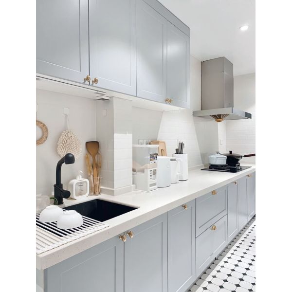 High Gloss Lacquer Melamine Finish Wood Grain Glass Inset Luxury Kitchen Cabinets