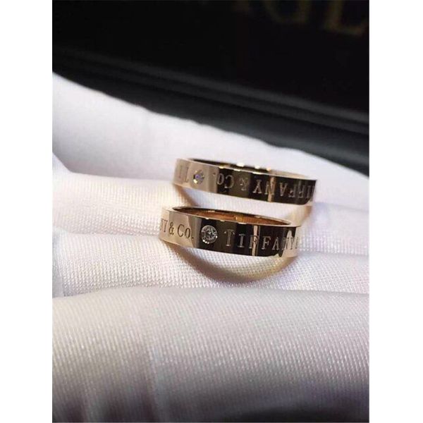 Buy   diamonds of engraved  ring 18kt  gold  with white gold or yellow gold at wholesale prices