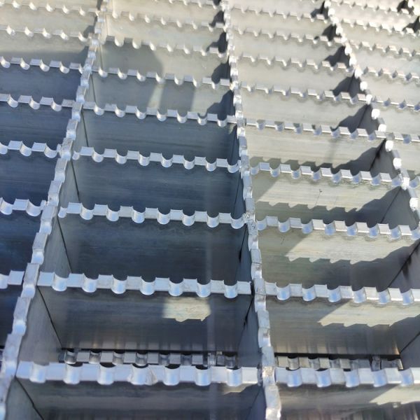 Buy Bright Modern 900mm Wide Aluminum Air Grating Aluminum Steel Grating at wholesale prices