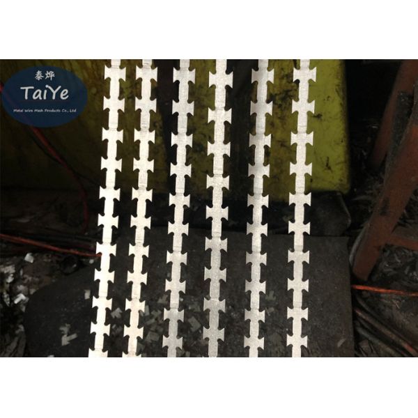 Industrial BTO-11 Razor Wire Mesh Fencing 700mm Coil Diameter Used In Grass