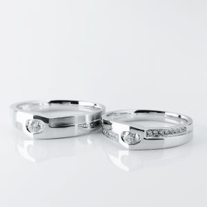 China Special Pure True Love 12g Couple Engagement Rings With Alphabets on sale