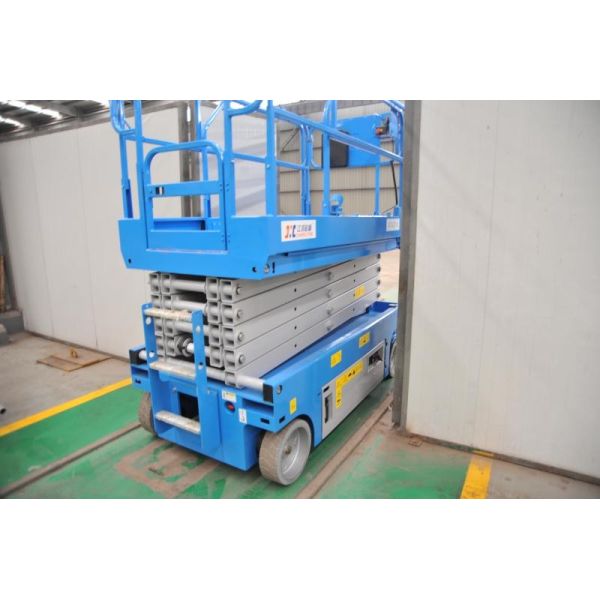 Stationary Self Propelled Hydraulic Scissor Lift Upright Type Blue Color Long Service Life
