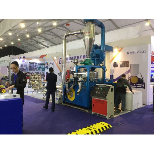 SMW Series WPC Wood Plastic Grinding Equipment Water And Wind Cooling System Available