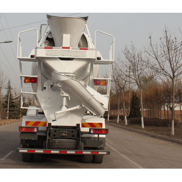 Industrial Concrete Mixing Truck For Road Repairing / Cement Truck Mixer