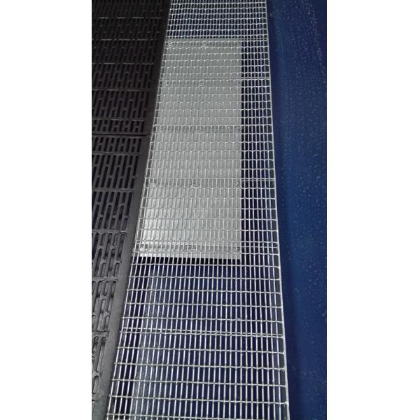 Hot Dip Galvanized Hog Flooring Wire Mesh , Pig Breeding Equipment Sliver Color