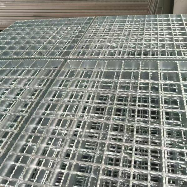Torque resistance, high hardness and uniform force of anti-corrosion steel grid
