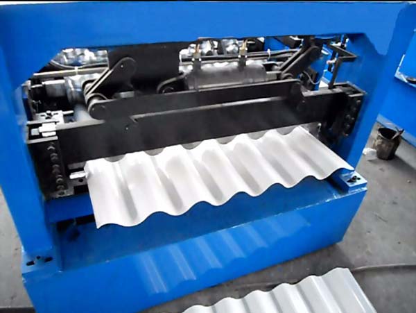 0.3-0.8mm Thickness Corrugated Roll Forming Machine For Wall And Roof Use