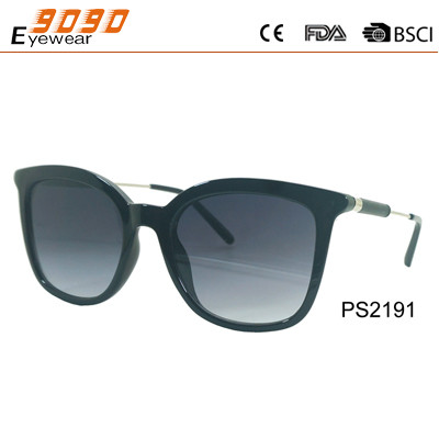 Buy Fashionable design sunglasses with plastic frame ,suitable for men and women at wholesale prices