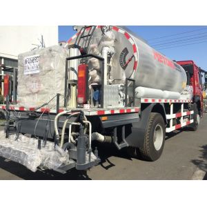 ZZ1167M4611W Asphalt Road Construction Equipment / Bitumen Sprayer Truck