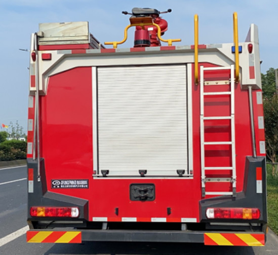 SINOTRUK 8000 Liter Water Tank Fire Truck 6 Seats Rear Drive Diesel 4×2 Manual Transmission