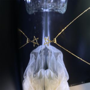 Gleaming 18kt Yellow Gold Pendant Necklace