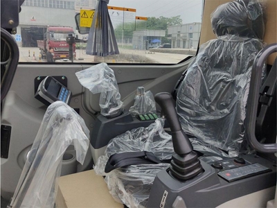 All-new cab comes with broader vision field and more reasonable space layout. The air-cushioned seats and the ergonomic control system realize simpler and more comfortable operations and minimize the driver’s fatigue.