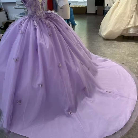 Elegant Off-the-shoulder Ball Gown Sweetheart Neck Court Train Appliqued Lace Girls Long Lilac Tulle Quinceanera Dress