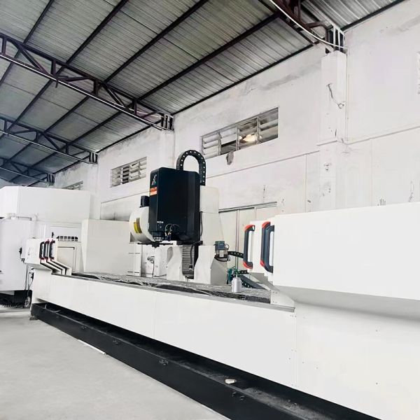 Vertical Aluminium Profile Machining Centers 12000rpm With High Bed Splash Guard