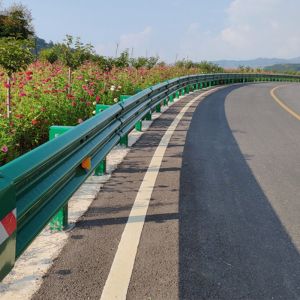 Highway Guardrail with Great Corrosion Resistance and Straight Barrier