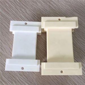 High Hardness Low Density Alumina Ceramic Plate 1650C 1680C