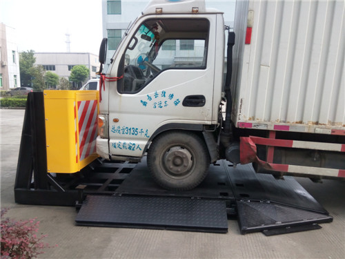 Buy Honeycomb Aluminum 3M Reflective Film Vehicle Security Barriers Detachable at wholesale prices