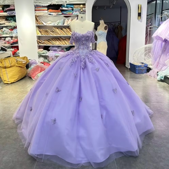 Elegant Off-the-shoulder Ball Gown Sweetheart Neck Court Train Appliqued Lace Girls Long Lilac Tulle Quinceanera Dress