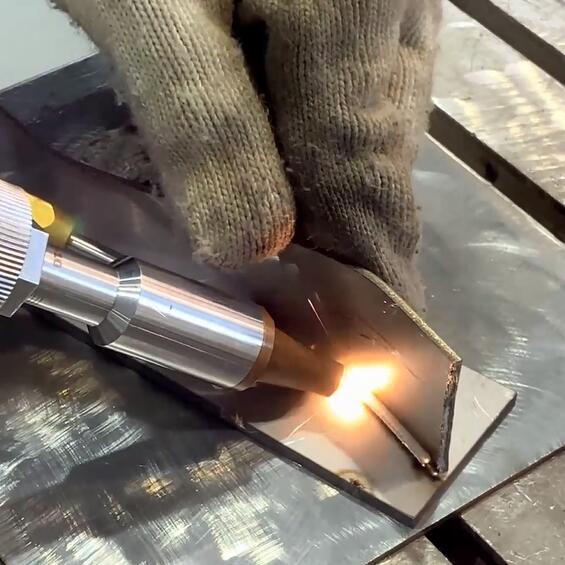 Portable Handheld Fiber Laser Machine , Aluminium Stainless Steel Wire Mesh Welder