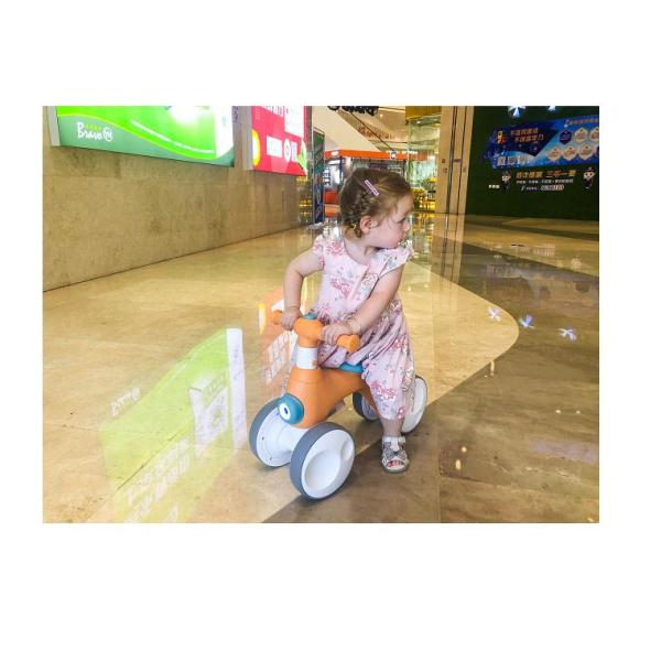 Plastic 4-wheel children's balance bike with music light bubble device max loading 30kg