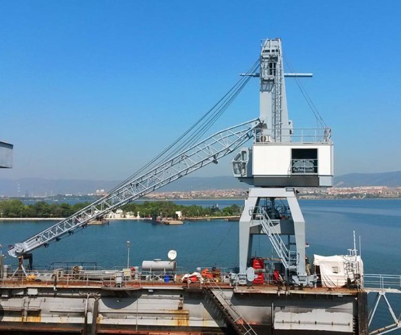 Buy 5t to 40ton Portal Slewing Crane Container Lifting Crane With Track Loading And Unloading at wholesale prices