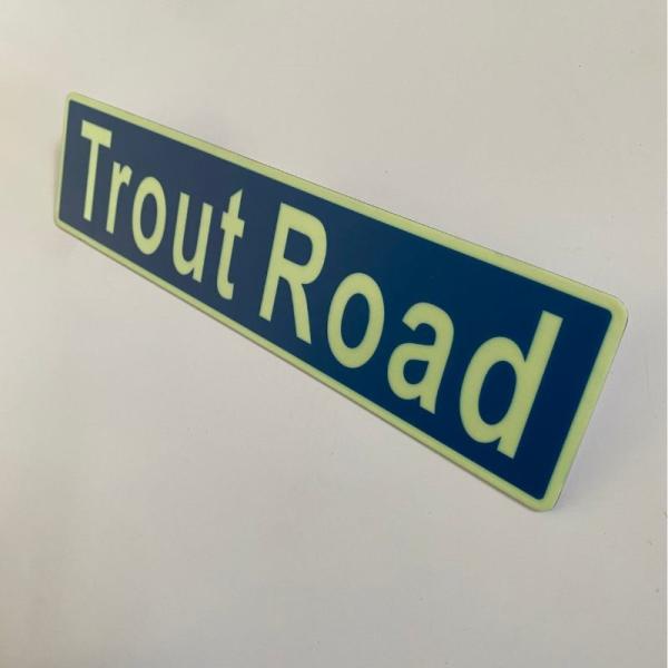 Glowing Photoluminescent Signage Eco-Friendly And Green With Yellow-Green Color