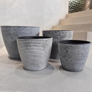 China Outdoor Tree Plastic Flower Pots with Drainage Holes on sale