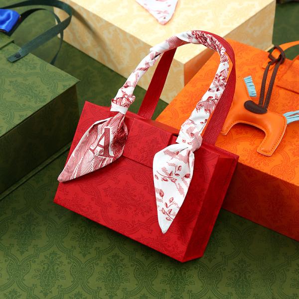 1200gsm Laminated Shopping Paper Cardboard Gift Packaging Box With Handle