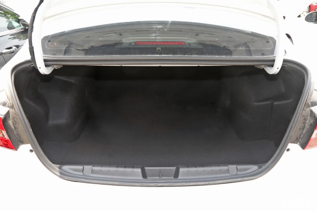 Battery Operated Electric Sports Car 120kw Motor 4 Wheel Electric Car with Four Seats Five Doors