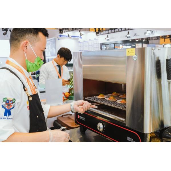 Commercial Teppanyaki Grill Table with 500*400mm Cooking Size 50-300℃ Temperature Range and 5KW Power for Restaurants and Hotels