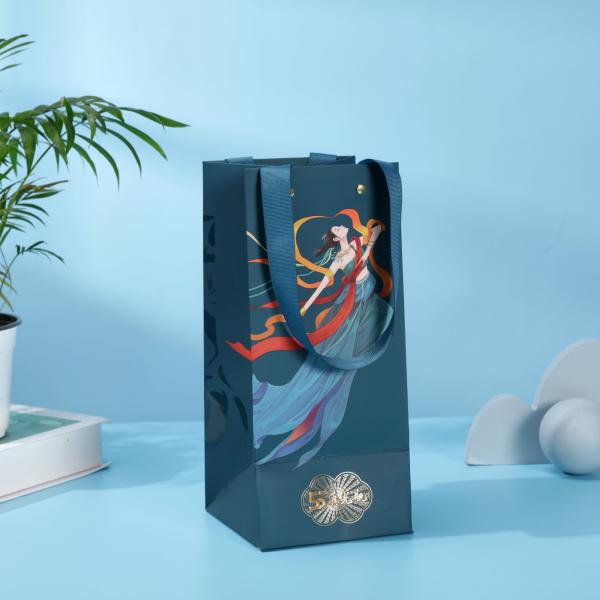 Custom Logo Luxury Paper Takeaway Bag With Handle For Gifting Tea Clothes