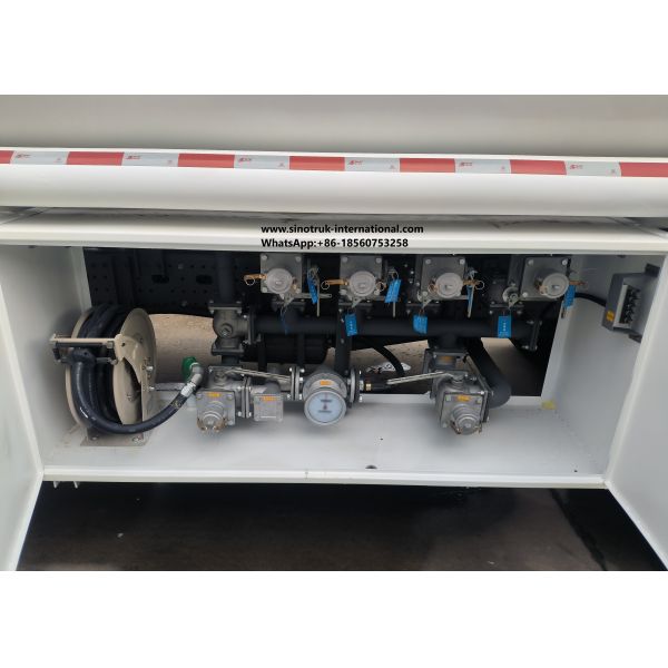 Sinotruk Howo 20CBM Fuel Tank Truck 10Wheels 340Hp 6 × 4 Multiple Compartments
