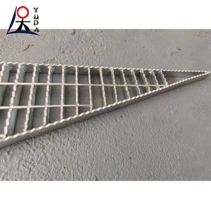 30*5mm Steel Grid Plate Drainage Covers Anti Slip Serrated Steel Walkway Grating