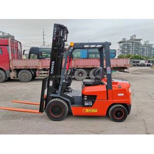 3000 kg Weight TOYOTA 7F30 Used Diesel Forklift 99% 2012 Model for Great