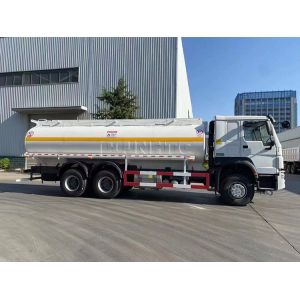 6x4 20000L Sinotruk Howo Tanker Truck 371hp LHD Driving