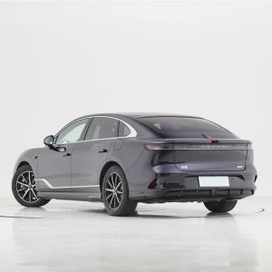 Closed Body Type 4WD Hybrid Electric Sedan Car with 5 Seats and Automatic