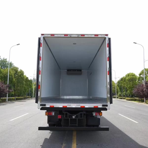 Customized ISUZU 6x4 6.8M Refrigerator Trucks Freeze Van Refrigerator Truck Wagon for Sales